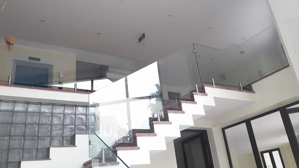 Cầu thang kính dùng cột.