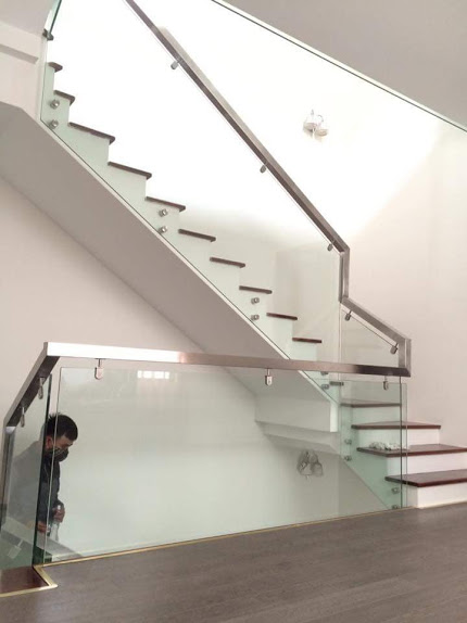 Cầu thang kính bắt Pad hông