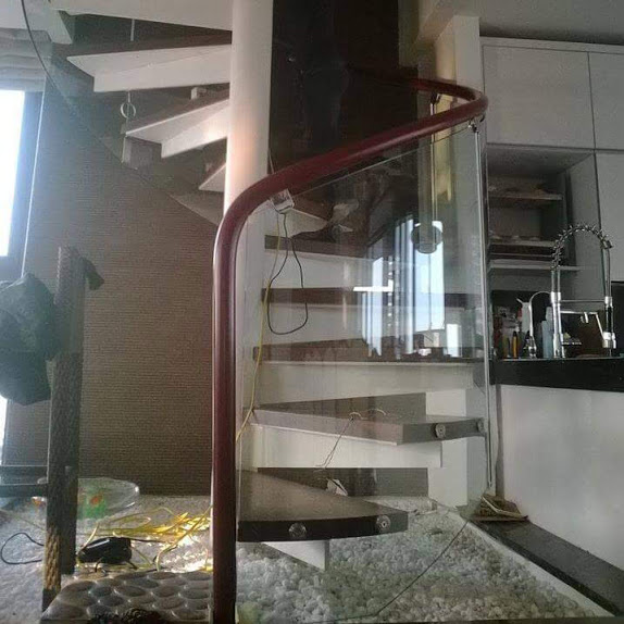 Cầu thang xoắn cong kính